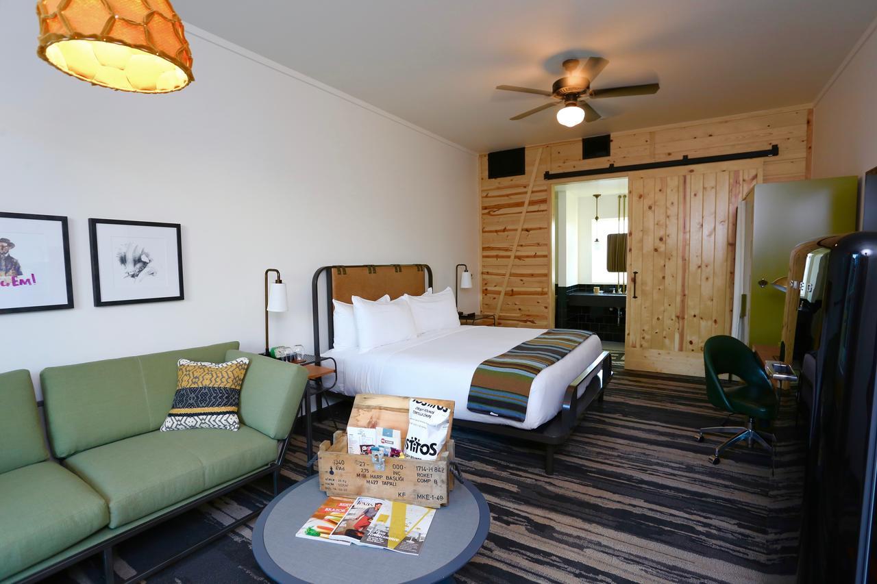 Cavalry Court, By Valencia Hotel Collection College Station Bagian luar foto