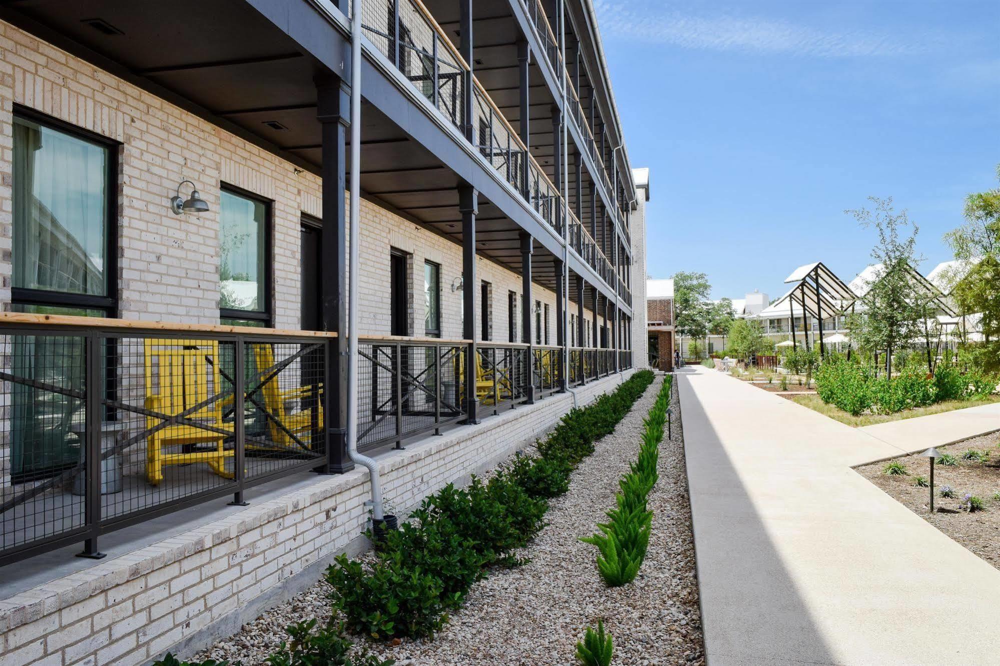 Cavalry Court, By Valencia Hotel Collection College Station Bagian luar foto