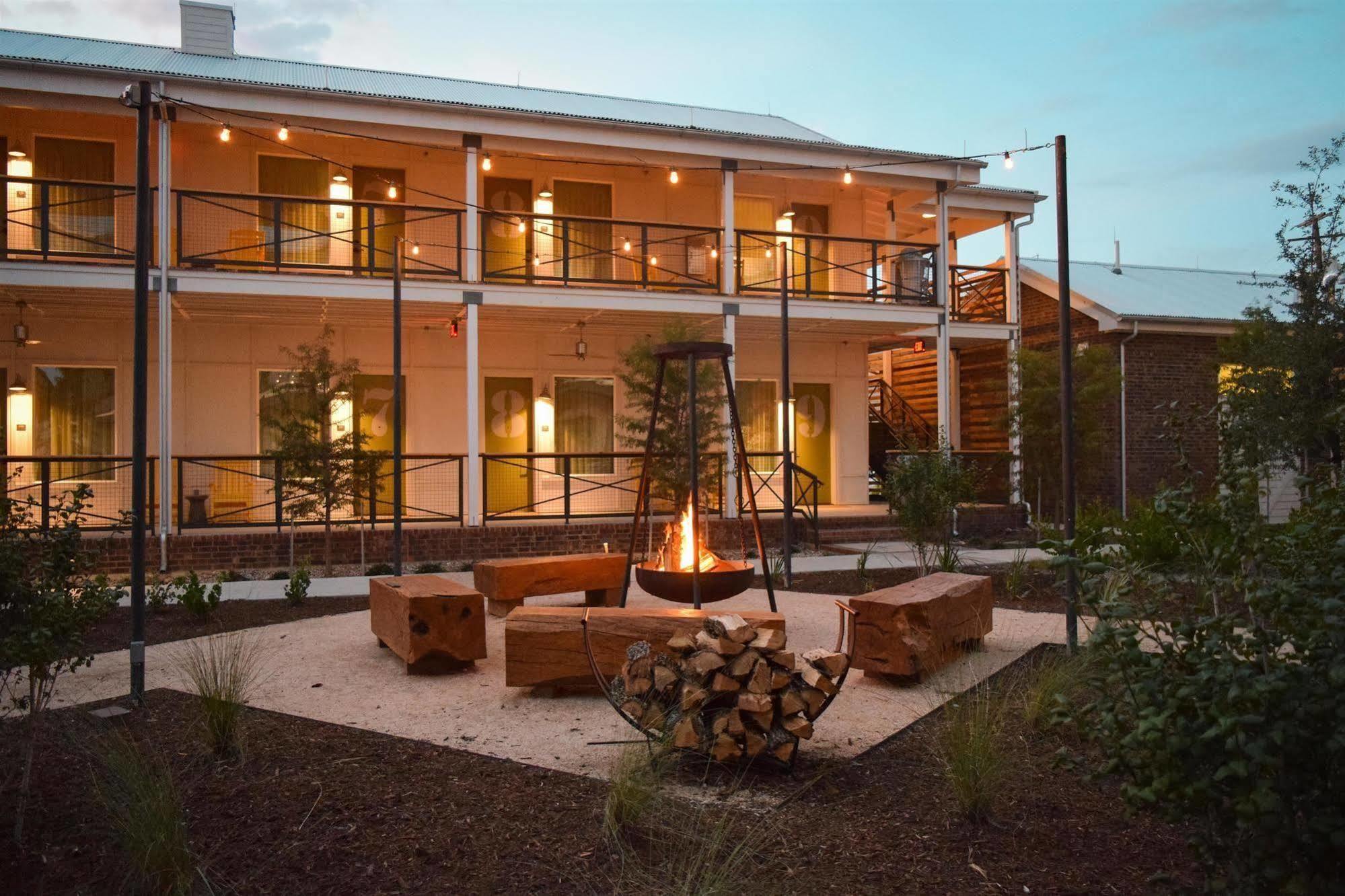 Cavalry Court, By Valencia Hotel Collection College Station Bagian luar foto