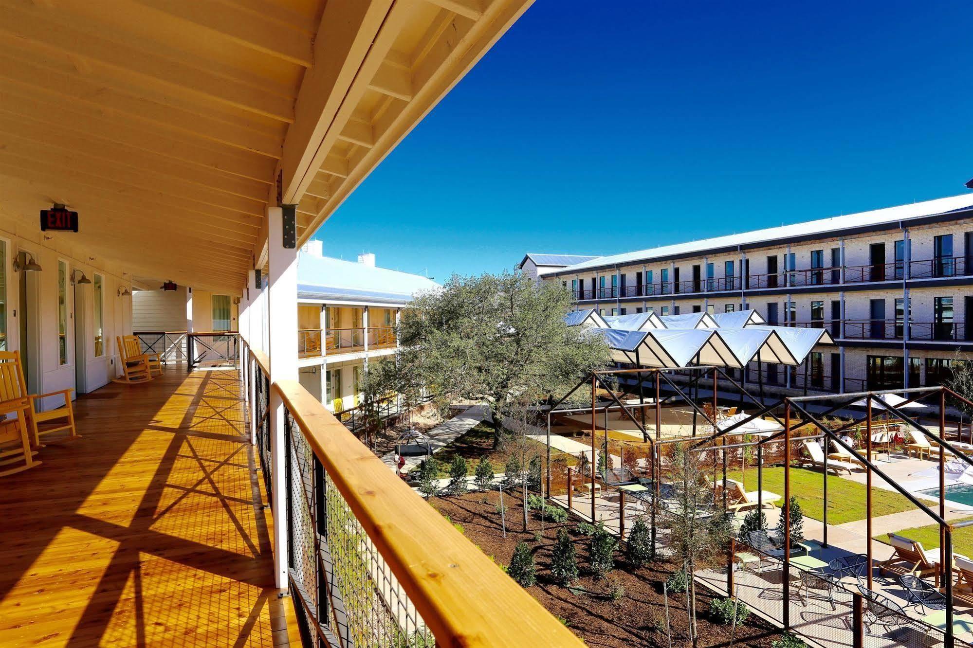 Cavalry Court, By Valencia Hotel Collection College Station Bagian luar foto