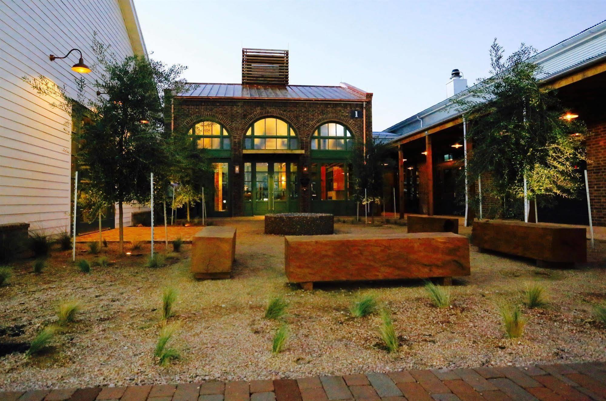 Cavalry Court, By Valencia Hotel Collection College Station Bagian luar foto