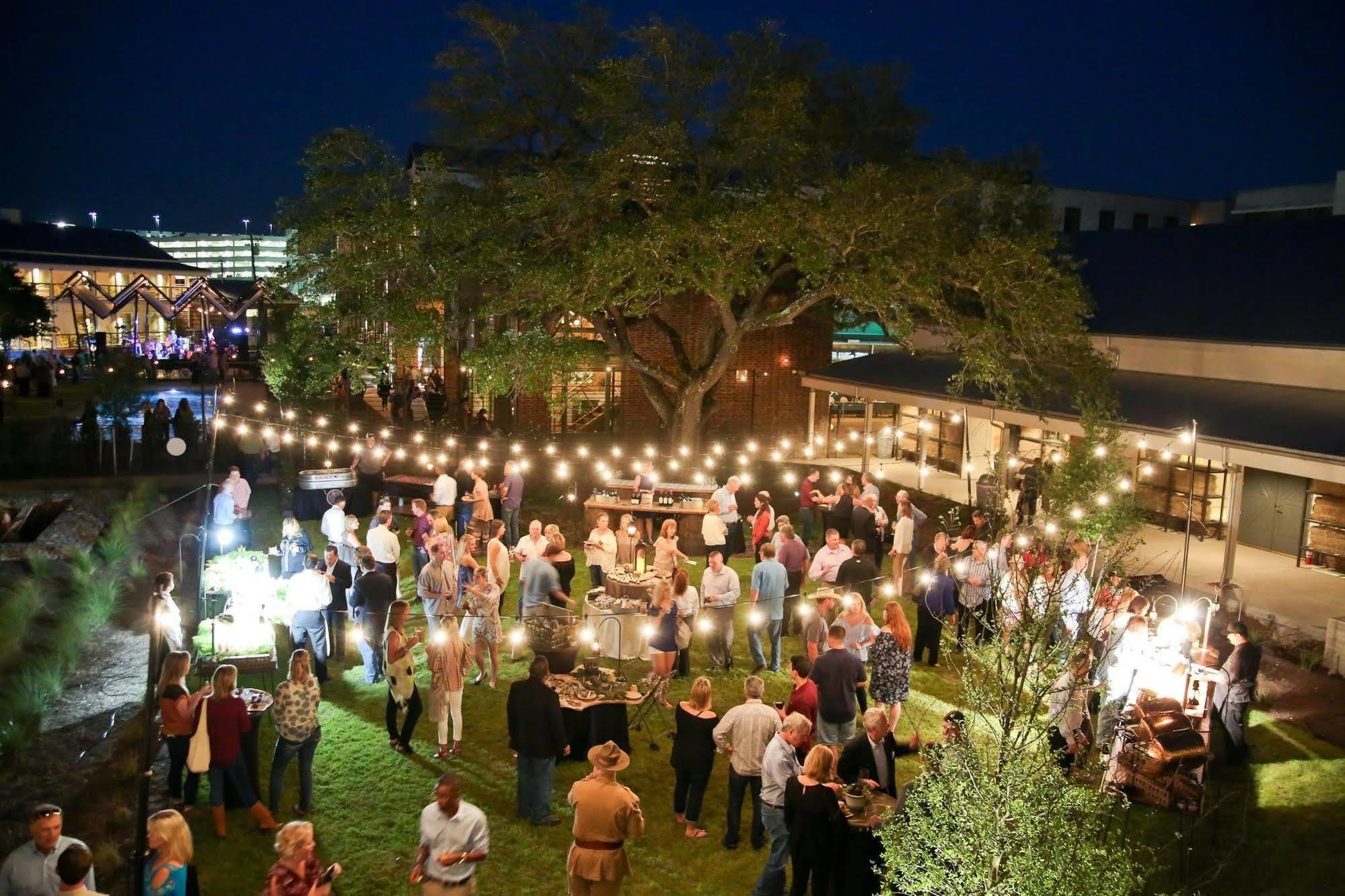 Cavalry Court, By Valencia Hotel Collection College Station Bagian luar foto