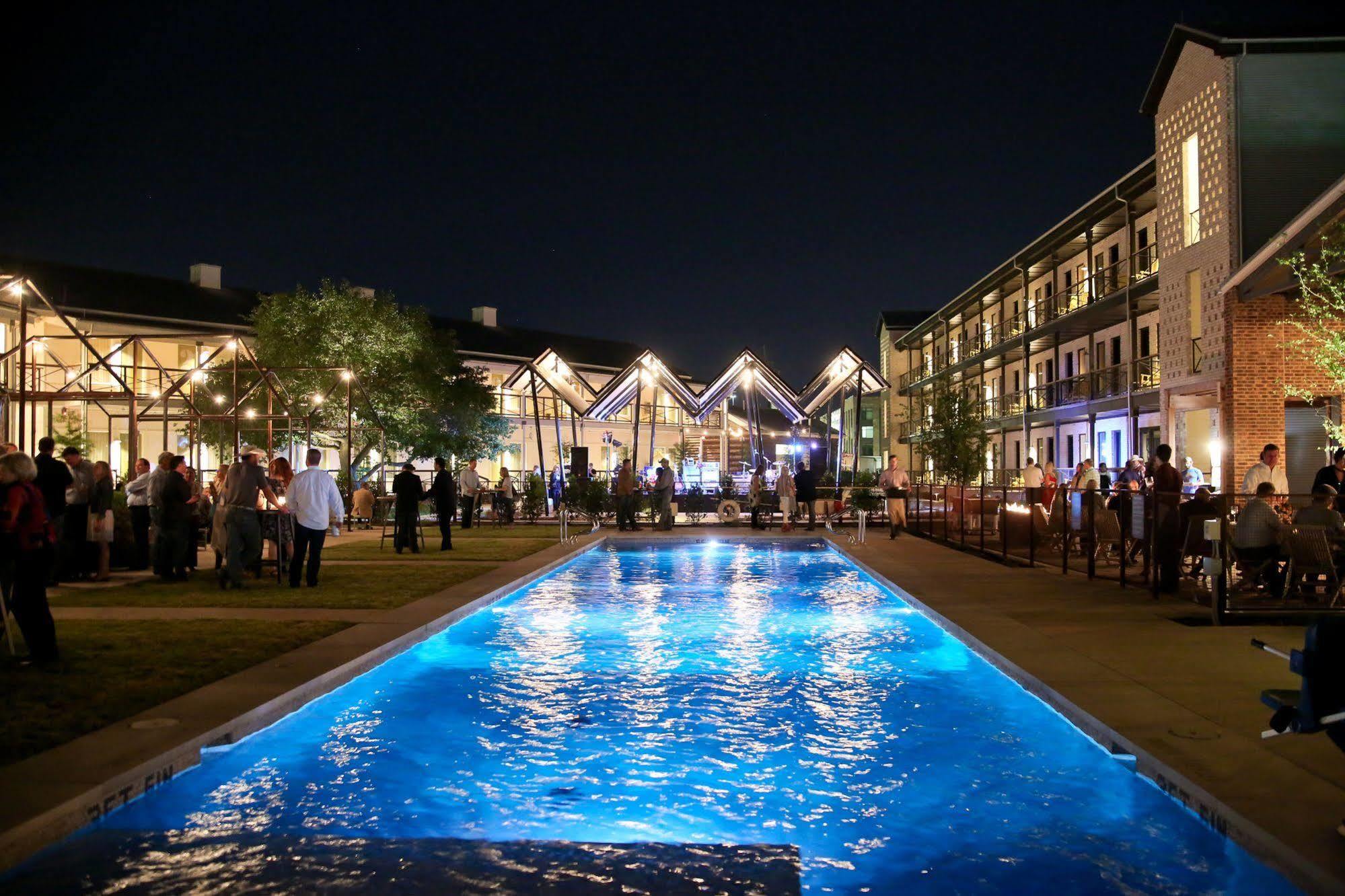Cavalry Court, By Valencia Hotel Collection College Station Bagian luar foto